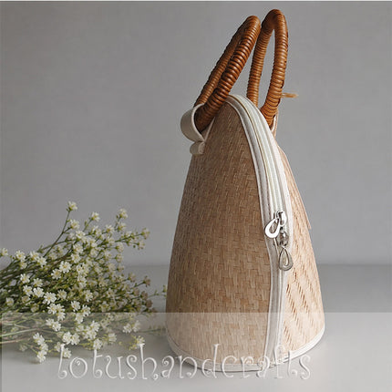 Handwoven Seagrass Seashell Handbag with Round Bamboo Handle – Youthful Summer Style.