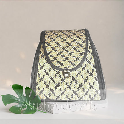 Handwoven seagrass backpack with a chic houndstooth pattern.
