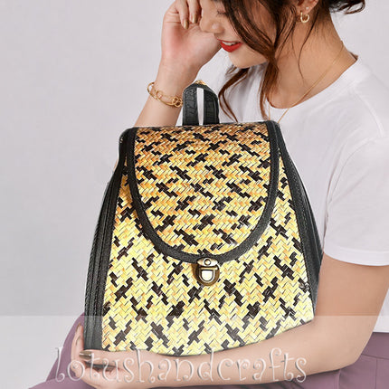 Handwoven Seagrass Backpack with Houndstooth Pattern – Boho Style.
