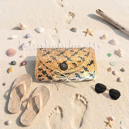 Woven grass ziczac clutch offers high durability with stylish handcrafted texture for everyday elegant use.