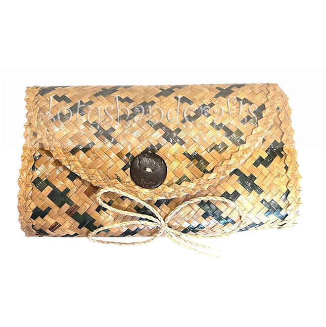 This cute clutch is beautifully made from woven grass and features a ziczac pattern.